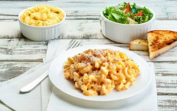 A delicious bowl of creamy mac and cheese served fresh with a sprinkle of parsley Title: One-Pot Mac and Cheese